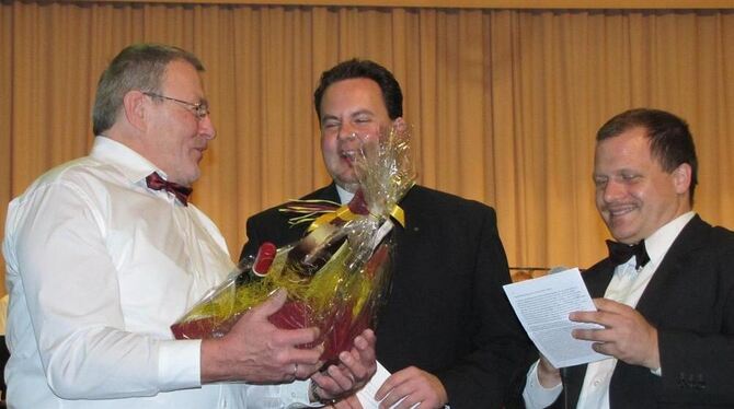 Hohe Auszeichnungen für Herbert Schweiker (links), der seit 50 Jahren beim Musikverein Walddorfhäslach spielt. Aus den Händen vo