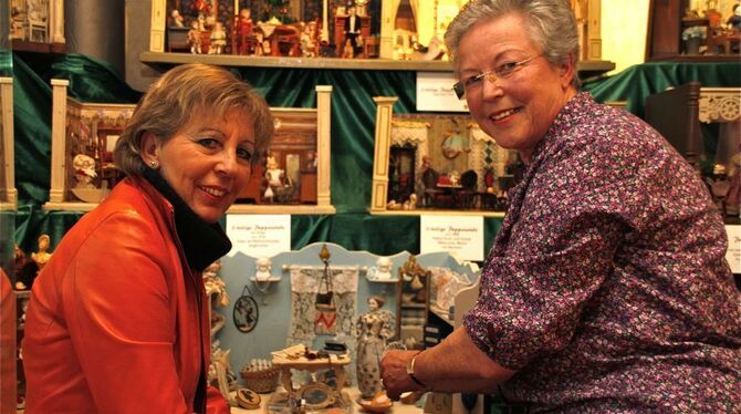 Ursula Ullrich und Sammlerin Gerda Barth (rechts) inmitten ihrer Puppen-Traumwelt in Gomaringer Schlossmuseum. FOTO: HAMMER