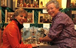 Ursula Ullrich und Sammlerin Gerda Barth (rechts) inmitten ihrer Puppen-Traumwelt in Gomaringer Schlossmuseum. FOTO: HAMMER