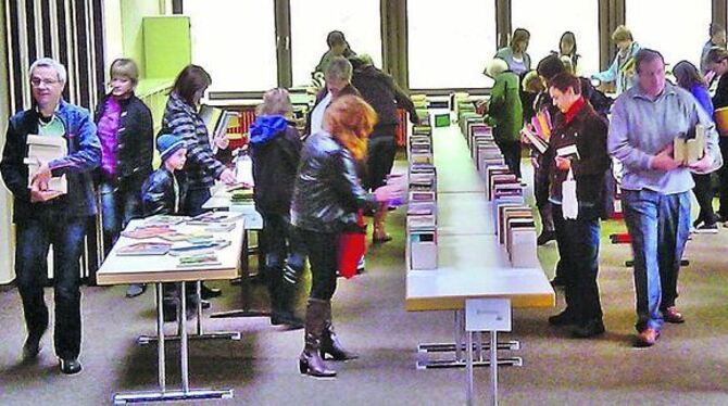 Großer Andrang beim Bücherflohmarkt an der Hohensteinschule. FOTO: ZMS