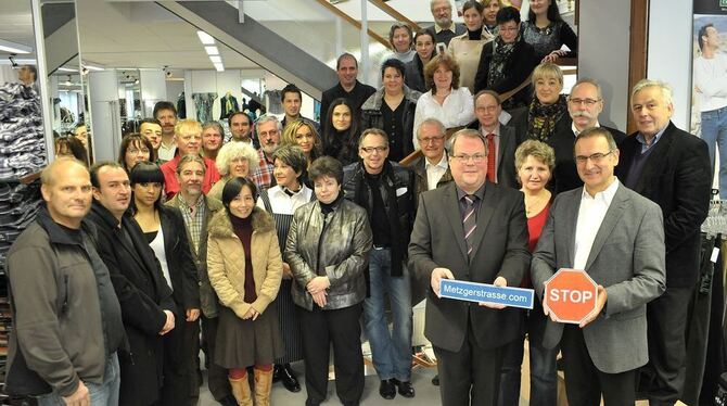 Frisch gegründet und schon gut aufgestellt: der Metzgerstraßen-Verein mit seinen Vorsitzenden Fritz Haux (vorne ganz rechts) und