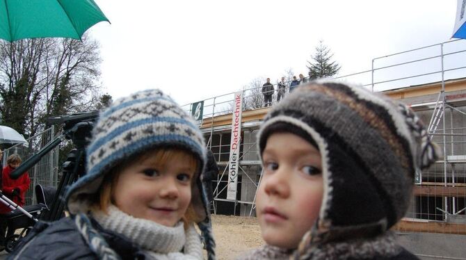 Richtfest mit Kindergartenkindern, für die das neue Gebäude später mal ein zweites Zuhause sein kann. FOTO: PFISTERER