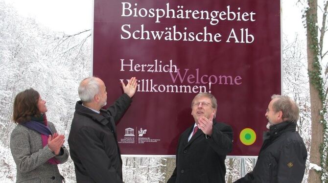 Begrüßungsschild zum Biosphärengebiet auf der Stuhlsteige mit (von links): Petra Bernert, Thomas Reumann, Hermann Strampfer und