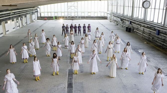 Mit großem Chor in der Pausa-Bogenhalle vom Lindenhof-Theater inszeniert: »Die Schutzsuchenden« von Aischylos. Das neue Großproj