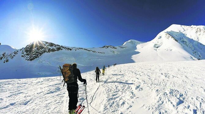 Aufsteig auf den Piz Palü: Abseits des Society-Rummels ist St. Moritz für viele eines der schönsten Skigebiete der Welt.  FOTO: TMN