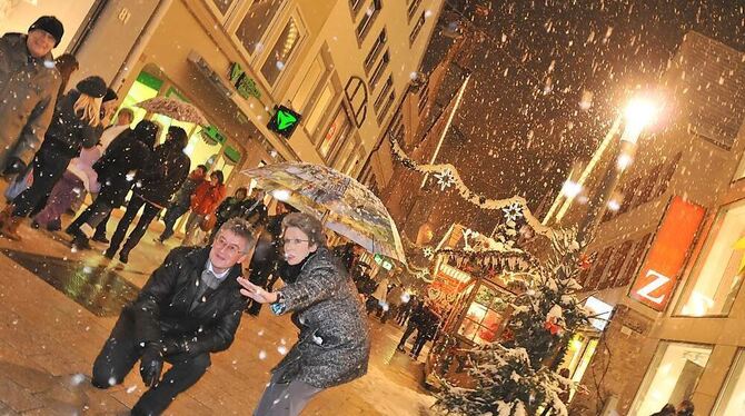 Bewundern den im Licht der Weihnachtsbeleuchtung glänzenden neuen Belag: OB Barbara Bosch und Günter Kaiser vom Tiefbauamt. FOTO