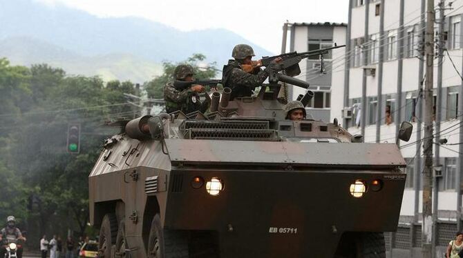 Das brasilianische Militär setzt auch gepanzerte Fahrzeuge ein. 