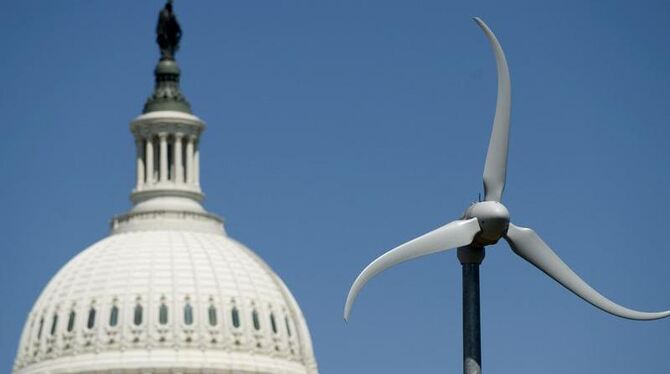 Eine Wind-Turbine im Botanischen Garten in Washington vor der Kuppel des US Capitols (Archivfoto).