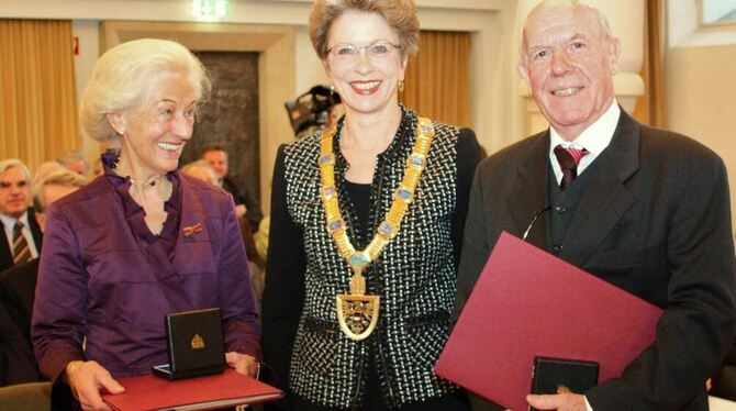 Oberbürgermeisterin Barbara Bosch (Mitte), die aus Anlass der Ehrung ihre goldene Amtskette angelegt hatte, hielt die Laudatio a