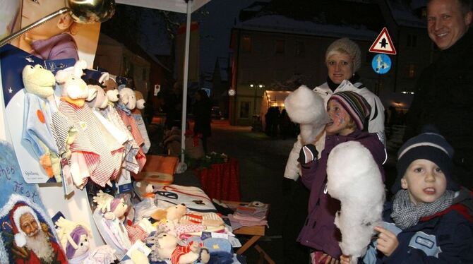 Süßes, Lustiges und noch vieles mehr gab's auf dem Eninger Weihnachtsmarkt.FOTO: LEIPPERT