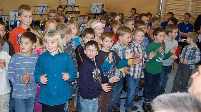 Der Chor der Erst- und Zweitklässler sang ein Lied über die Bauarbeiten an der Mägerkinger Schule.  FOTO: HÄUSSLER