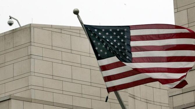 Die Flagge der Vereinigten Staaten von Amerika vor der amerikanischen Botschaft in Berlin.