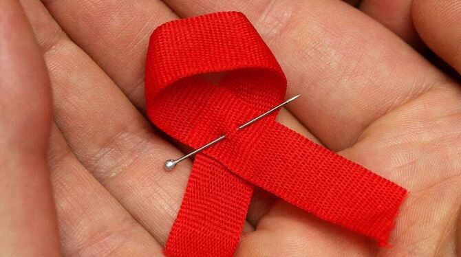 Solidarität mit HIV-Infizierten und Aids-Kranken - rote Schleifchen versinnbildlichen sie am Welt-Aids-Tag. FOTO: DPA