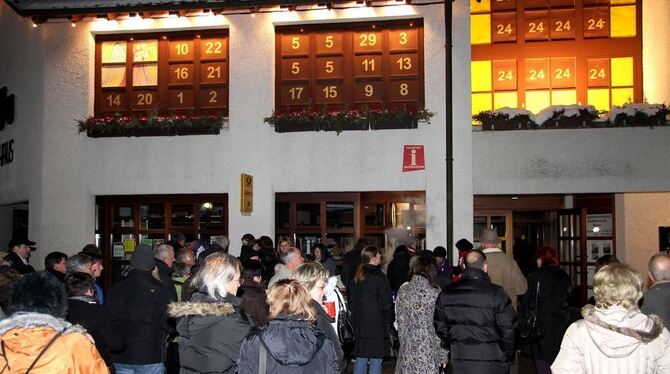 Das Gomadinger Rathaus ist in der Vorweihnachtszeit wieder ein überdimensionaler Adventskalender. FOTO: KOZJEK