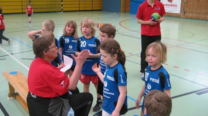 Birgit Werner in ihrem Element: Die Unterhausenerin betreut seit 32 Jahren den Handballnachwuchs in Pfullingen.  FOTO: PR