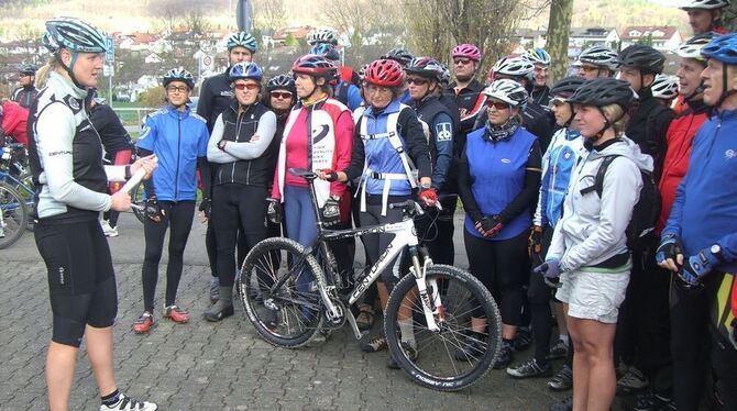 Mountainbike-Trainerin Gabi Stanger (links) gibt letzte wichtige Informationen: Dann ging es von Dettingen auf die erste Trainin