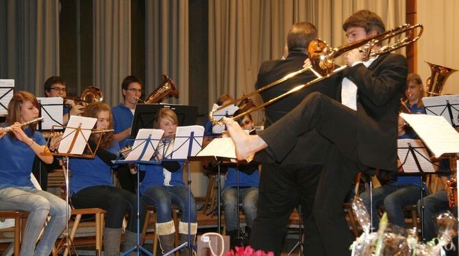 Simon Arnold überraschte die Zuschauer mit einer zirkusreifen Einlage.  FOTO: LPT