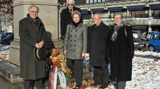 Dr. Heinz-Alfred Gemeinhardt (von links), der Liederkranz-Vorsitzende Gerhard Mench, Oberbürgermeisterin Barbara Bosch und die b