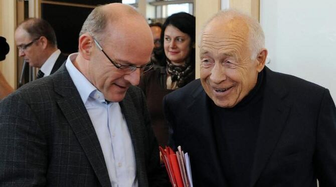 Der Grünen-Verkehrspolitiker Winfried Hermann (l) und Schlichter Heiner Geißler bei einer der Schlichtungsrunden in Stuttgart