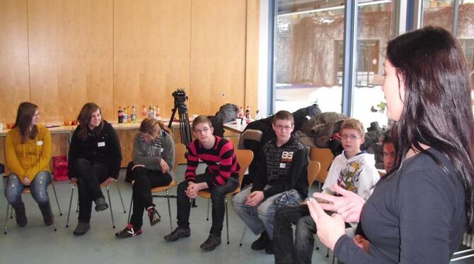 Eigentlich schon nicht mehr Schule: Achalmschüler beim Workshop mit der BWL-Studentin Linda Mohapel. GEA-FOTO: BARAL