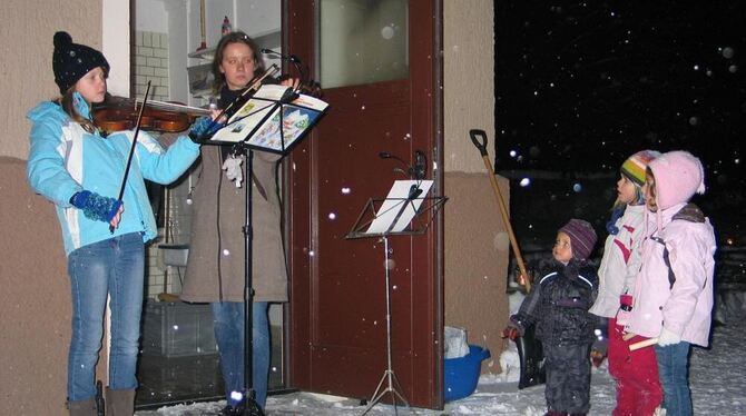 Weihnachtsmusik und Lichterschein im Schnee in Bleichstetten. FOTO: JSG