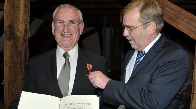 Sitzt, passt und hält: Hubert Wicker (rechts) zeichnet Willi Kemmler mit dem Bundesverdienstkreuz aus. FOTO: NIETHAMMER