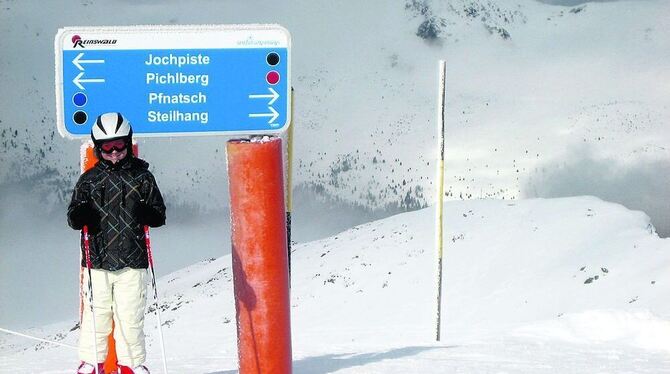 Tagsüber lockt die Piste, abends das Landleben im Stall. Skiurlaub und Ferien auf dem Bauernhof lassen sich gut kobinieren. GEA-FOTO: FÖRDER