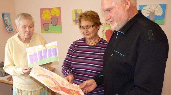 Gerda und Manfred Haug mit einer Bewohnerin des DRK-Seniorenzentrums Oferdingen  Foto: PR