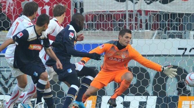 VfB-Torhüter Sven Ulreich (r) kann das Tor von 1899s Salihovic (l) nicht verhindern.