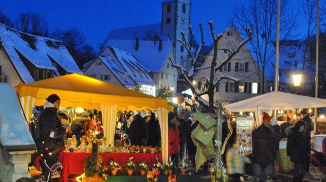 Mit der Dämmerung kam der Ansturm auf den Mössinger Markt. GEA-FOTO: MEY