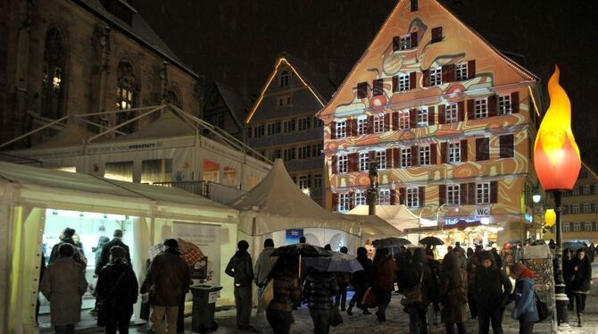 Illuminierte Häuser und eine heiße Schokolade auf der Chocolart: Das vertreibt den Winter-Blues zuverlässig.  FOTO: NIETHAMMER