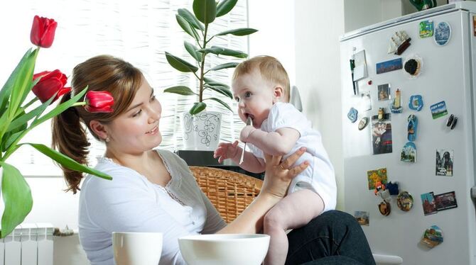 Wer mit kleinen Kindern spielt, sollte Tee- und Kaffeetasse lieber ganz weit wegstellen. FOTO: FOTOLIA