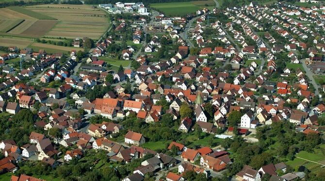 Adlerblick auf die Walddorfer Ortsmitte, in der sich im Zuge der Ortskernsanierung bald einiges tun wird - zumal, wenn Gemeinde