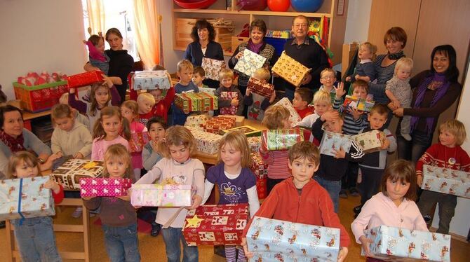 Jedes Steinhilber Kindergartenkind hat einen Karton mit schönen Dingen für die Kinder in Mariahalom gepackt.  FOTO: HÄUSSLER