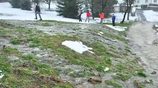 Kein Rohrbruch, keine neue Schwefelwasserquelle, sondern nur Schmelzwasser in Bad Sebastiansweiler.  GEA-FOTO: MEYER