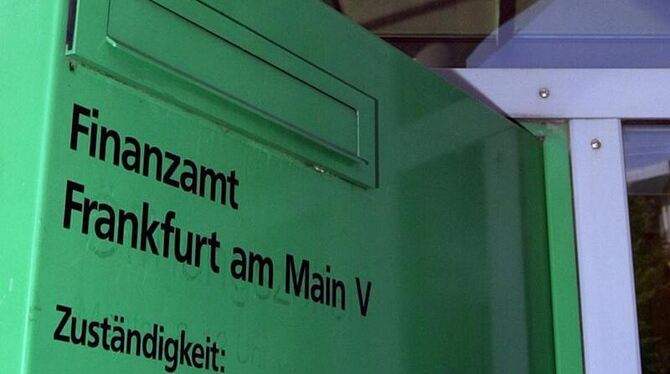 Briefkasten am Haupteingang des Finanzamtes Frankfurt V (Archivbild). Die Koalition will das Steuerrecht vereinfachen.