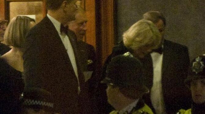 Prinz Charles (4.v.l.) und Camilla kamen mit dem Schrecken davon.