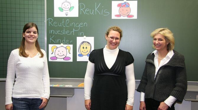 Freuen sich über die Kooperation: die Rektorin der Hohbuchschule Reutlingen, Angelika Mehnert (rechts) und die beiden Vertreteri