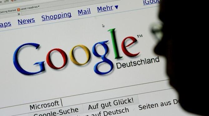 Ein Mann surft auf der Internetseite von Google. Alleine ist er nicht, denn Unternehmen zufolge hat Google einen Suchmaschine