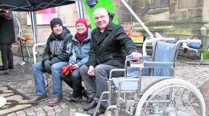 Timo Dehner (von links), Anke Baumeister und Emil Veit machten mit anderen Mitgliedern der Mauretanienhilfe in der Fußgängerzone