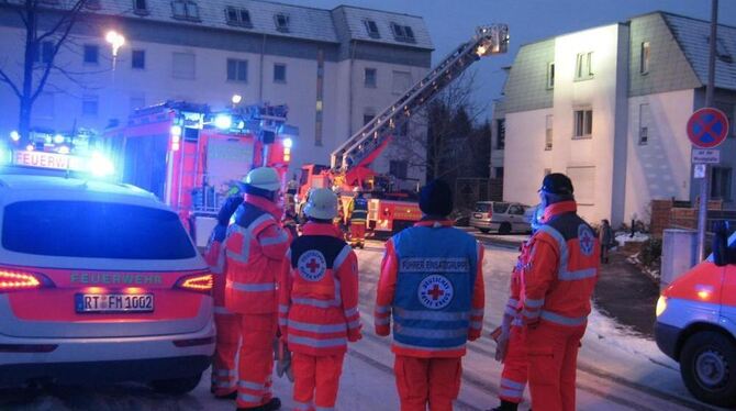 Nachdem das Treppenhaus entlüftet war, konnten die Bewohner das Gebäude verlassen. Die Drehleiter wurde nicht gebraucht. FOTO: I