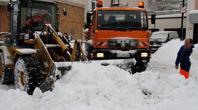 Der Schnee aus Münsingens Innenstadt wird in der Hauptstraße auf Lkw verladen und aus der Stadt hinaustransportiert.  FOTO: KOZJ