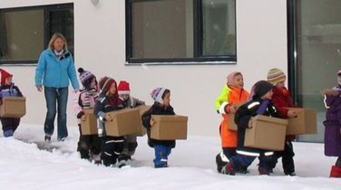 Klein, aber oho: Die Kindergarten-Kolonne packte beim Karton-Transport ins neue Kinderhaus kräftig mit an und brachte die Liebli