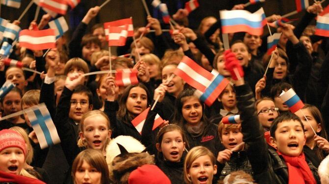 Nicht nur der Chor der Fünfer machte andere Länder zum Thema. In der Marienkirche erklangen viele internationale Weihnachtstitel