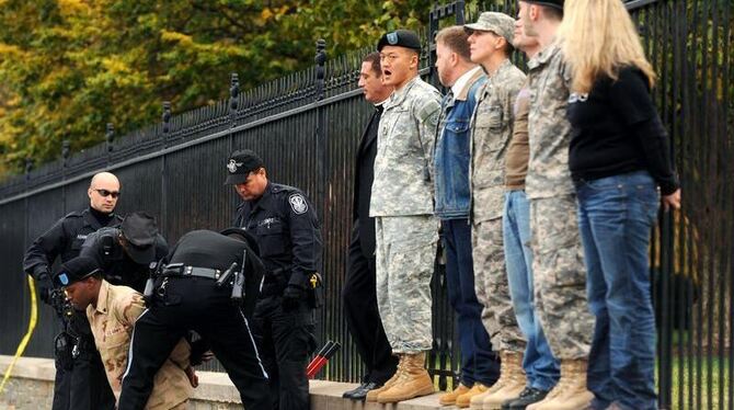 Aus Protest gegen die Schwulenregelung bei US-Militär haben sich Demonstranten an den Zaun des Weißen Hauses gekettet. Präsid