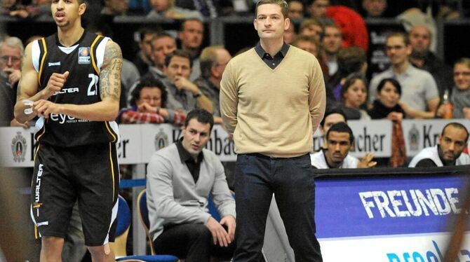 Lange Gesichter im Lager der Walter Tigers nach der deutlichen Niederlage in Göttingen. Von links: Chris Oliver, Co-Trainer Radi