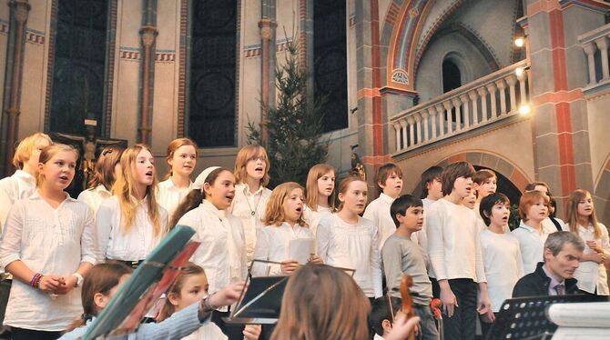 Mit großer Begeisterung musizierten und sangen die IKG-Schüler in der St. Wolfgangkirche. FOTO: TRINKHAUS