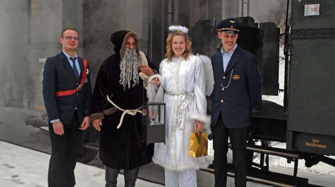 Auf Pelzmärte und Christkind treffen die Reisenden an Heiligabend im Christkindleszügle auf der Alb.  FOTO: PR