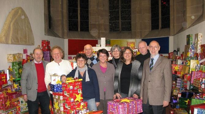 Schöne Bescherung: Die Geschenkstapel rund um den Altar der Citykirche machen nicht nur die fleißigen Helfer der Aktion glücklic