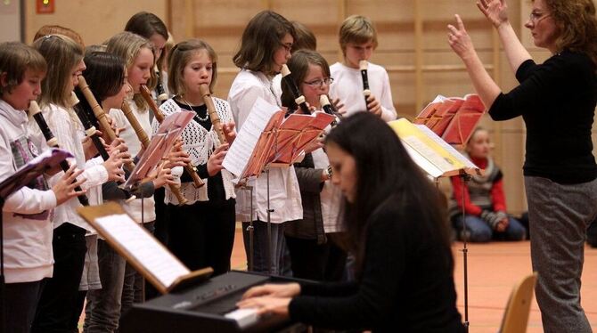 Fleißig geübt und fein musiziert haben die Schüler des Münsinger Gymnasiums beim Weihnachtskonzert. FOTO: KOZJEK